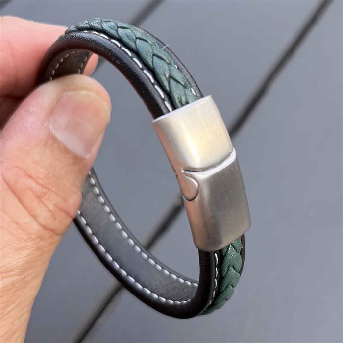 Major Green / Lederarmband mit glänzender Stahlschließe.