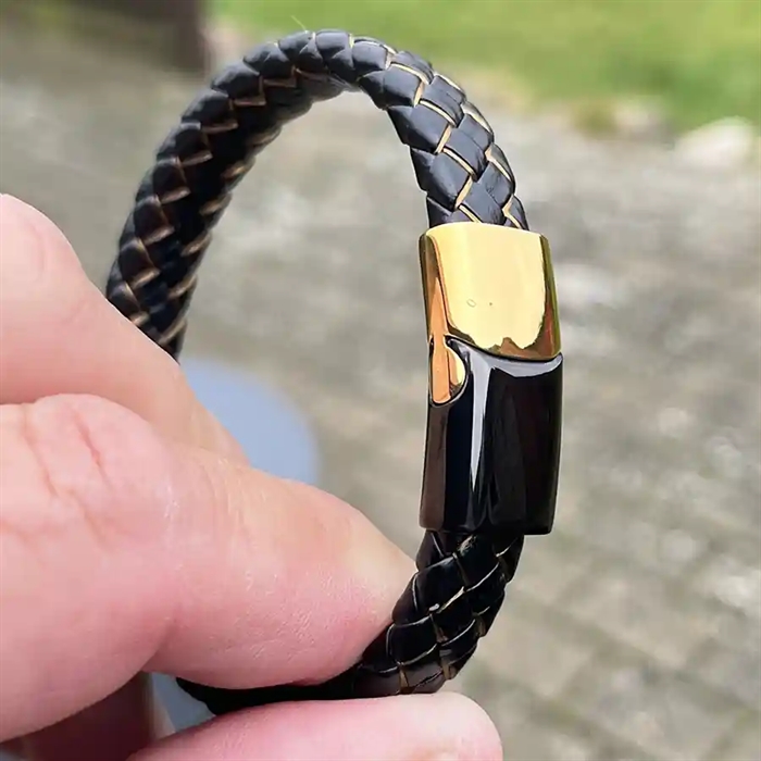 Großes Armband im imt . Leder mit goldener Kordel